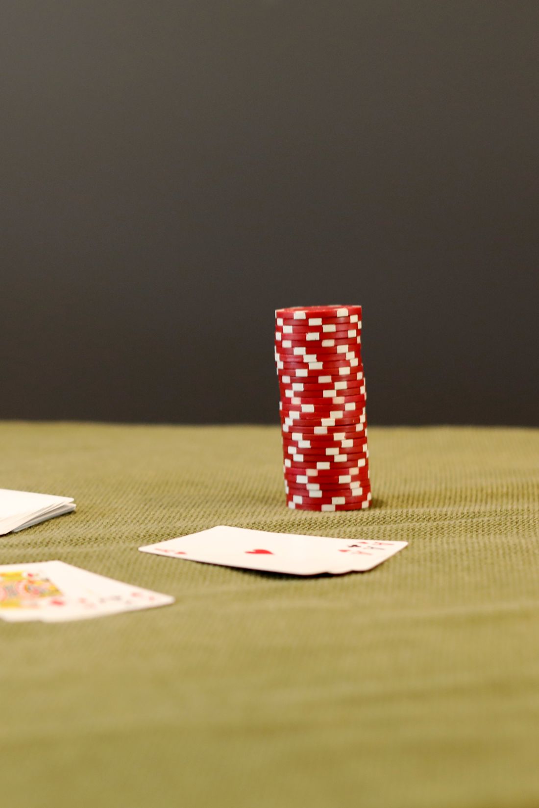 Keping poker di atas meja hijau