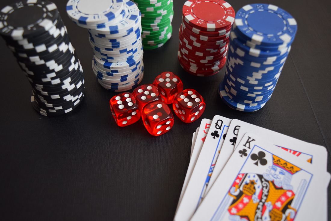 Meja permainan dengan keping poker dan dadu