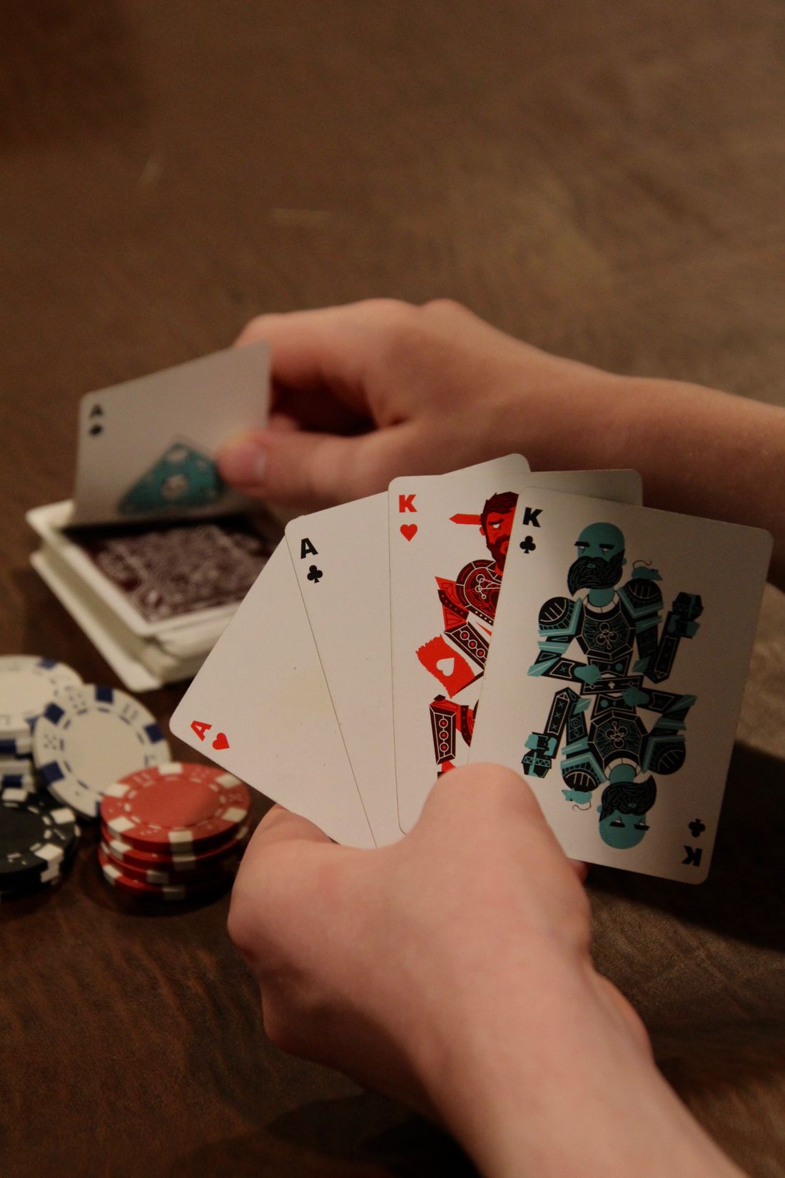 Kartu as dan raja tergeletak di atas meja poker