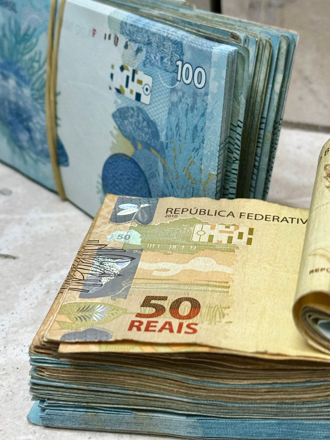 Tumpukan uang rupiah